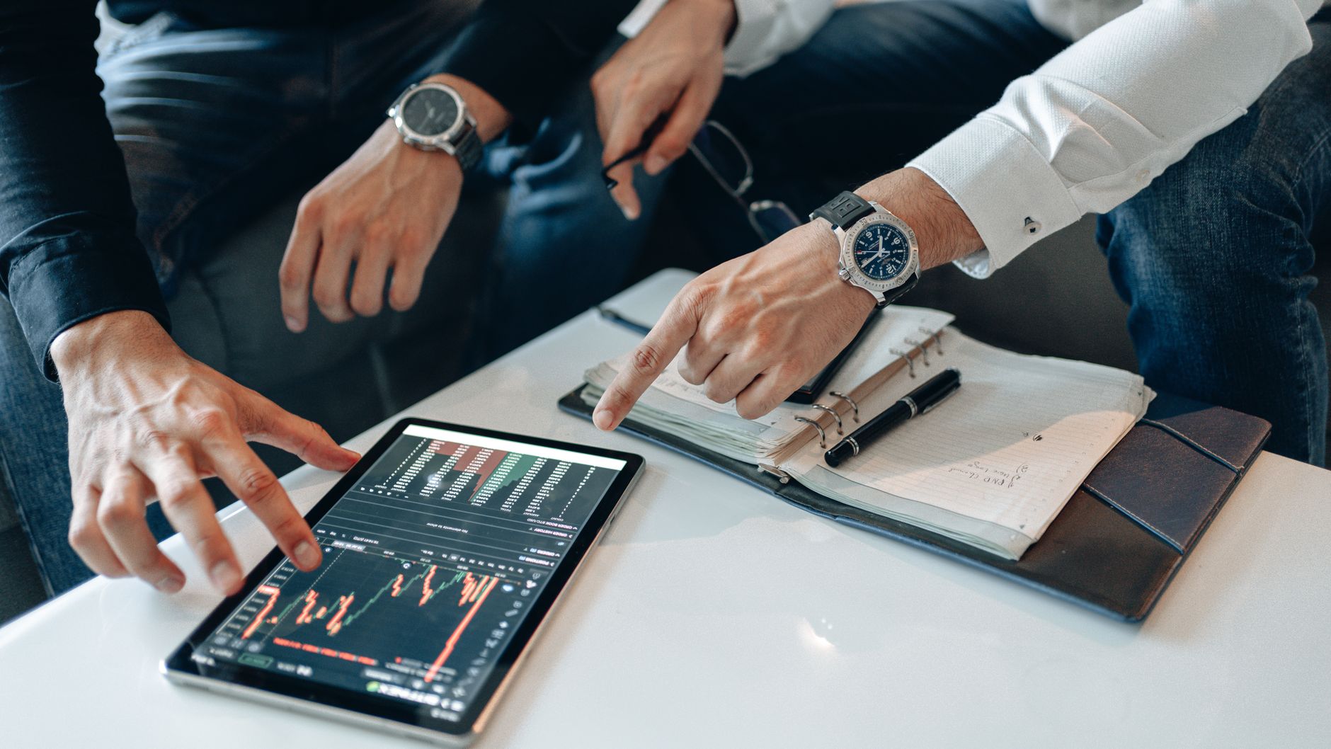 Team di management che discute la selezione di un ERP cloud o on-premise davanti a dashboard di confronto TCO