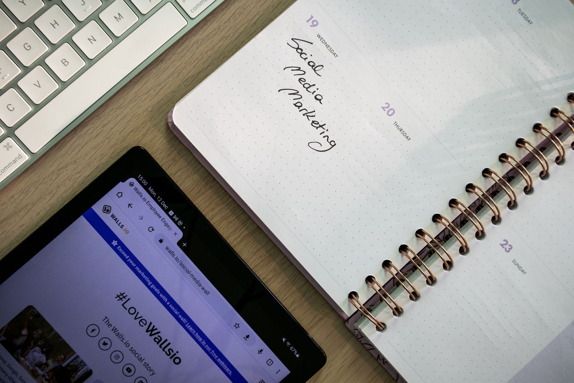 Tablet con campagna Facebook Ads aperta in ufficio durante review