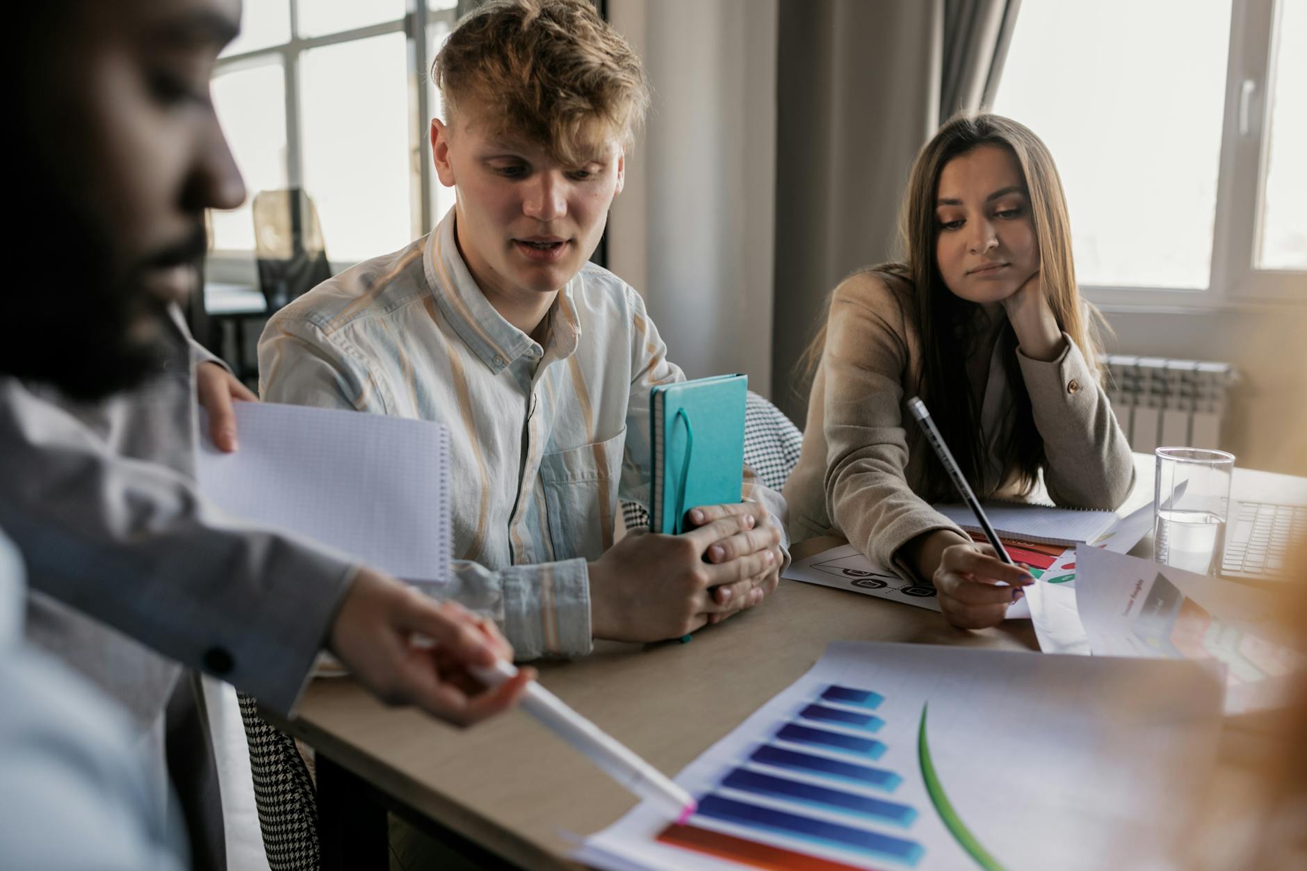 Team marketing in riunione di review delle performance campagne ads su grandi schermi