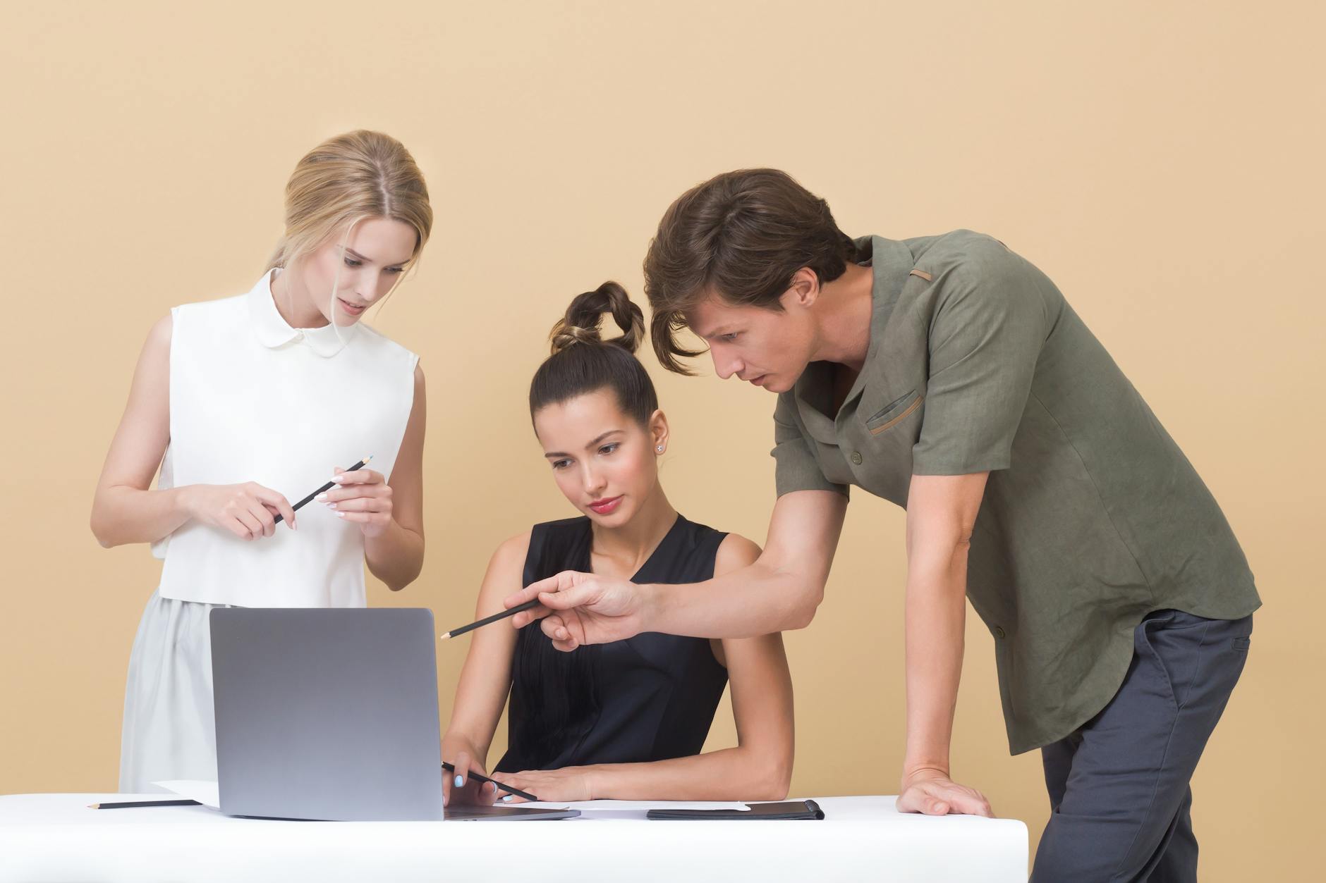 Team marketing e customer success analizza recensioni clienti su laptop durante riunione