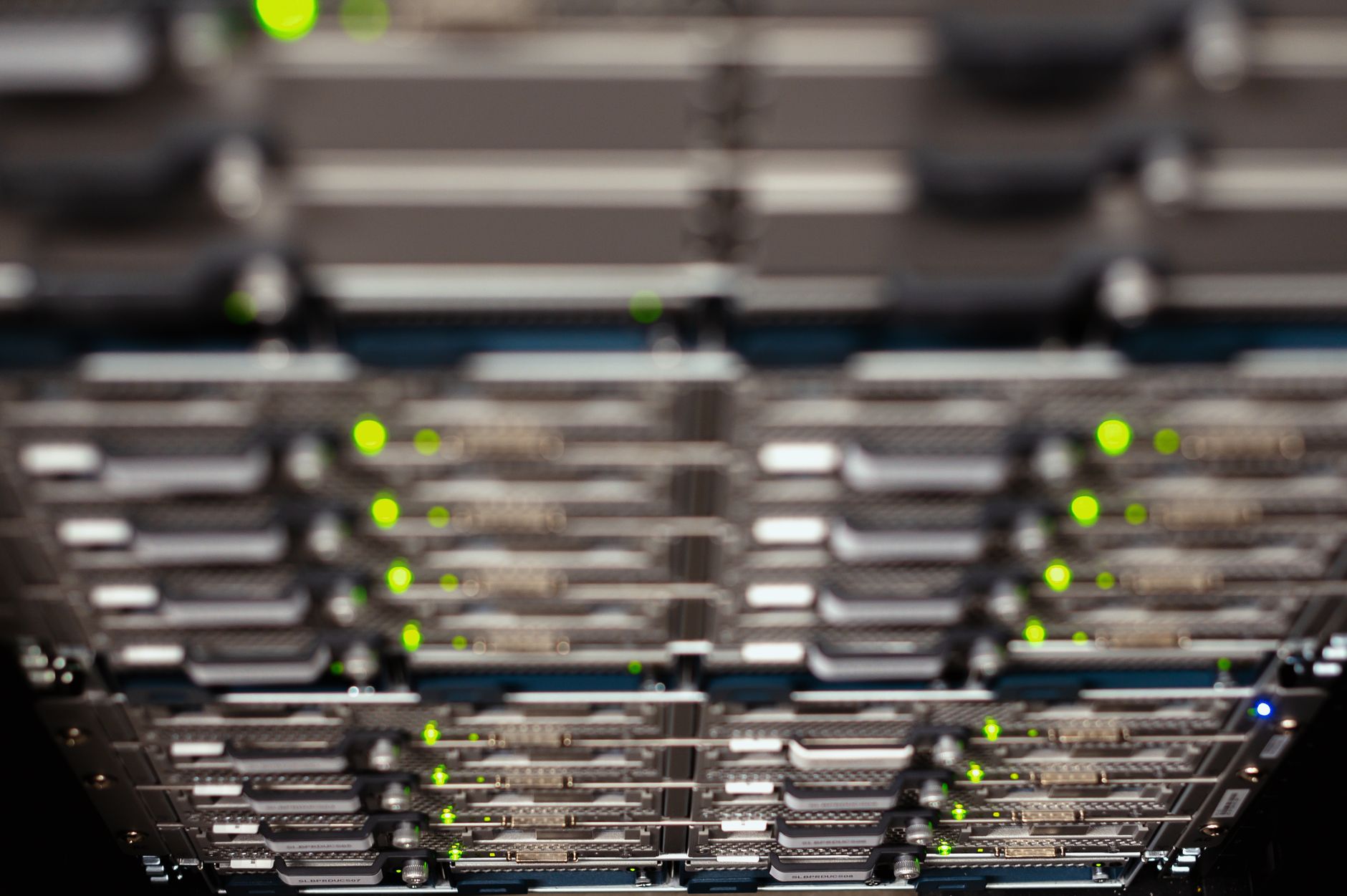 Server rack con LED rosse, log aggregation per SIEM anomaly detection 2021