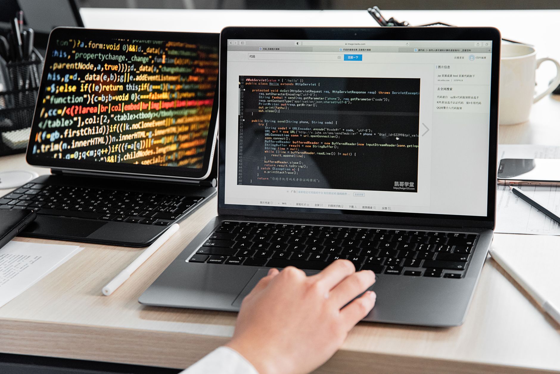 Sviluppatore che lavora a integrazione API banking su pi&ugrave; monitor con codice e documentazione