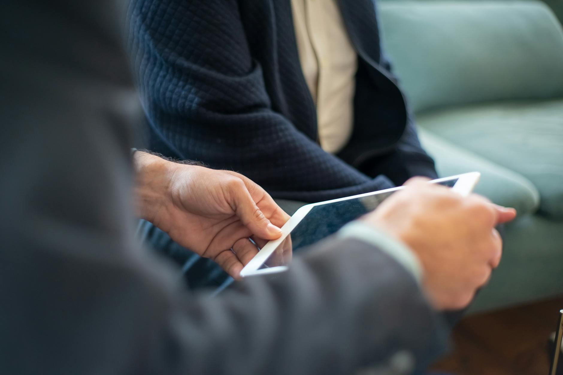 Consulente fintech che illustra dashboard di open banking su tablet al CFO di una PMI
