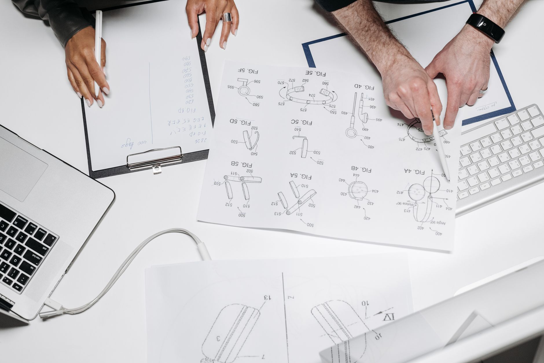 Sviluppatore che disegna diagramma architetturale event-driven su lavagna - progettazione webhook