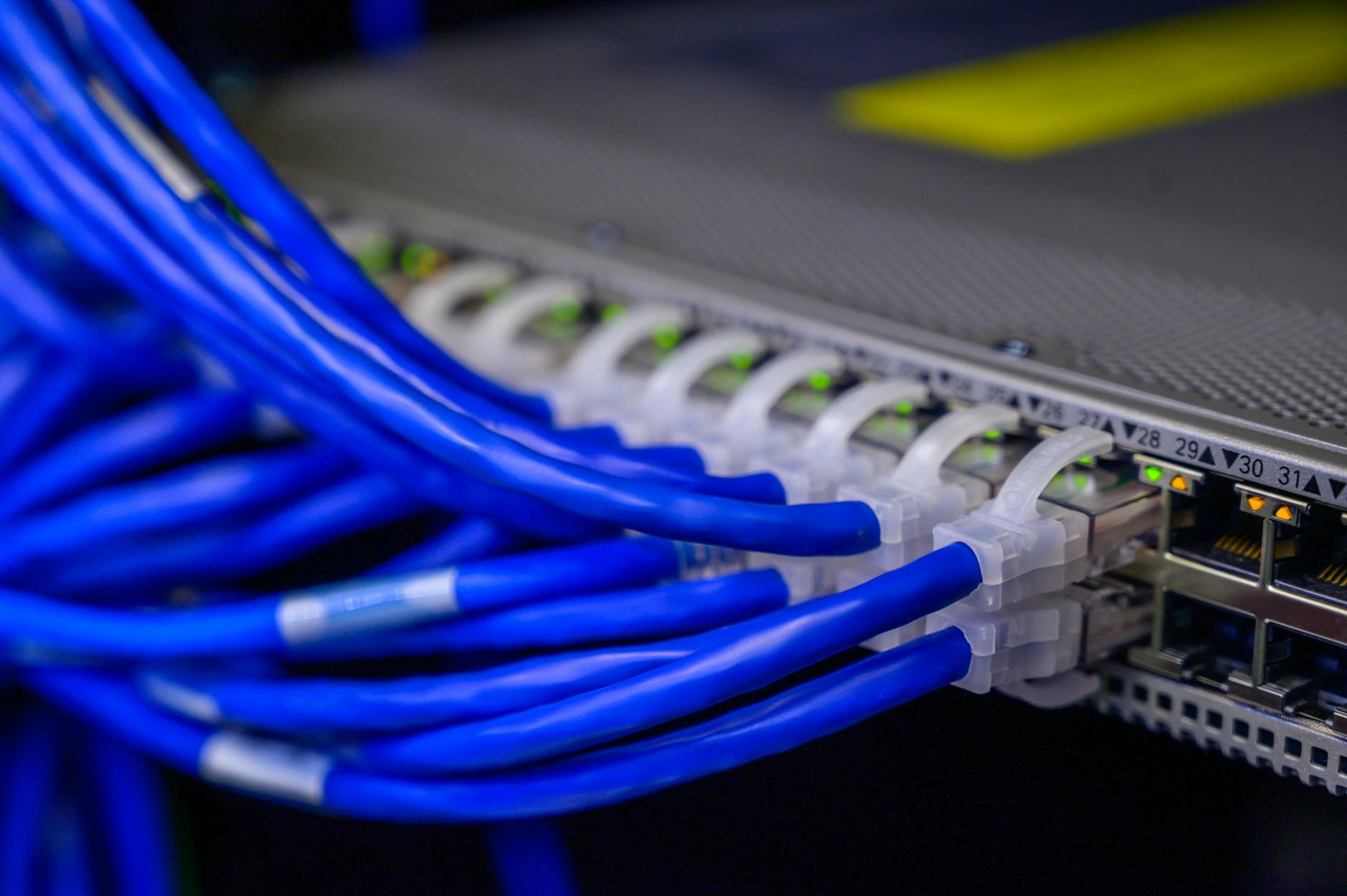 Patch panel rack server con cavi ethernet e luci LED blu - architettura polling API