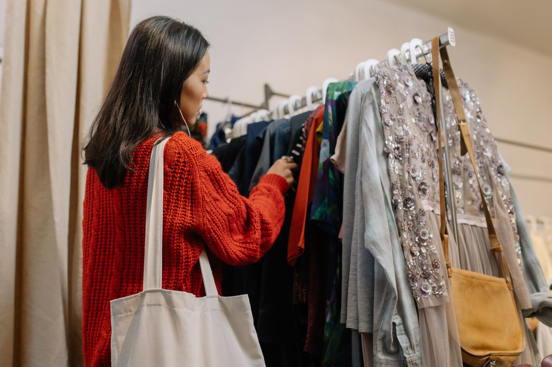 Cliente esplora capi in boutique fashion, esempio touchpoint fisico nel customer journey mapping retail 2021