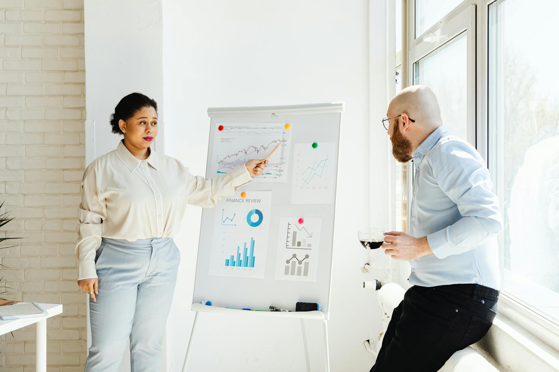 Team agency di marketing analizza customer journey map su lavagna durante retrospettiva, 2021