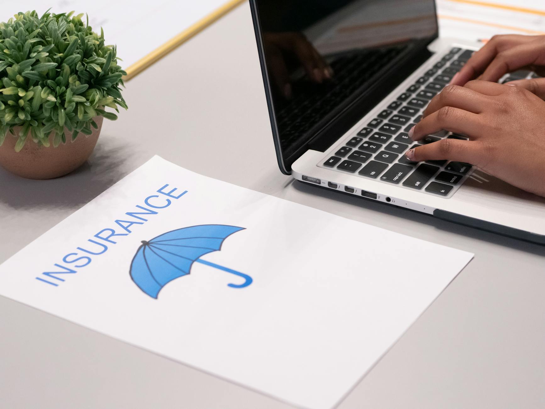 CFO PMI che lavora su laptop con interfaccia archivio digitale cloud documenti sicuri