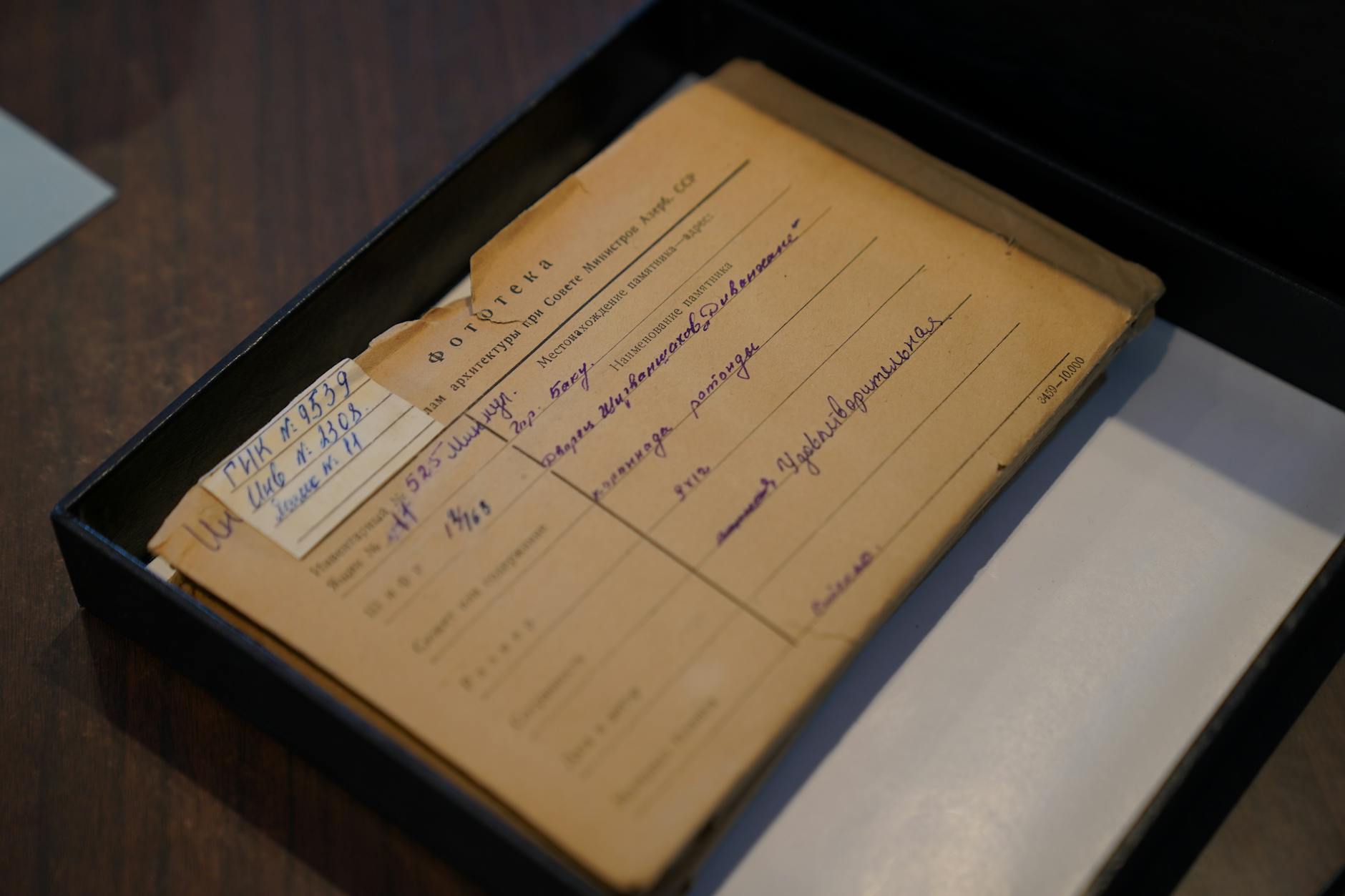 Scaffale ufficio con scatole archivio cartaceo documenti contabili vista frontale