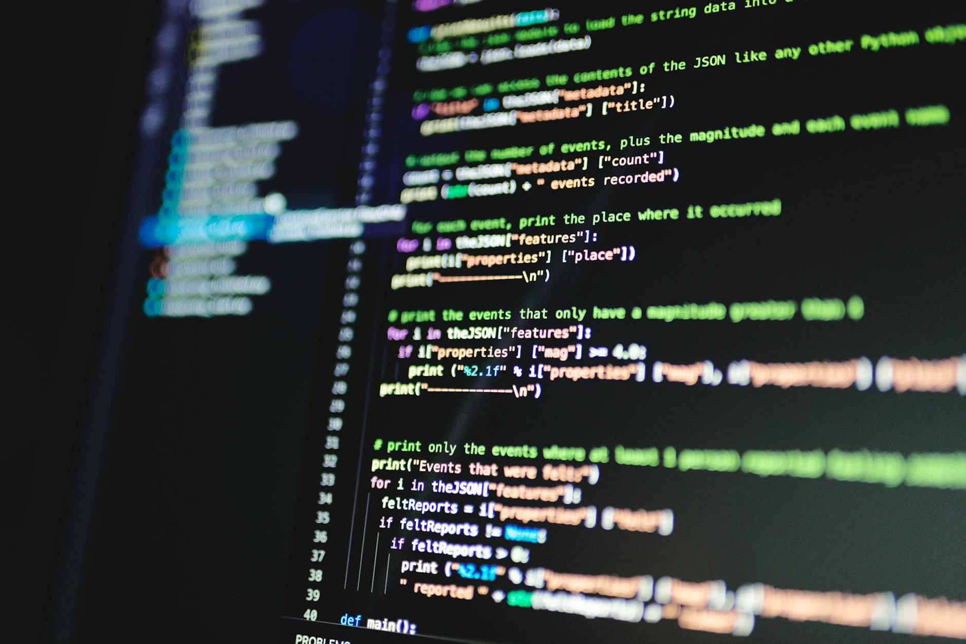 Sviluppatore RPA al lavoro su UiPath Studio per automazione processi 2021