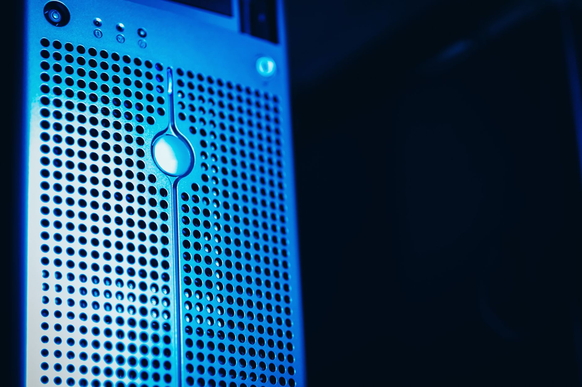 Server rack di un data center con luci LED blu, infrastruttura cloud per data lake