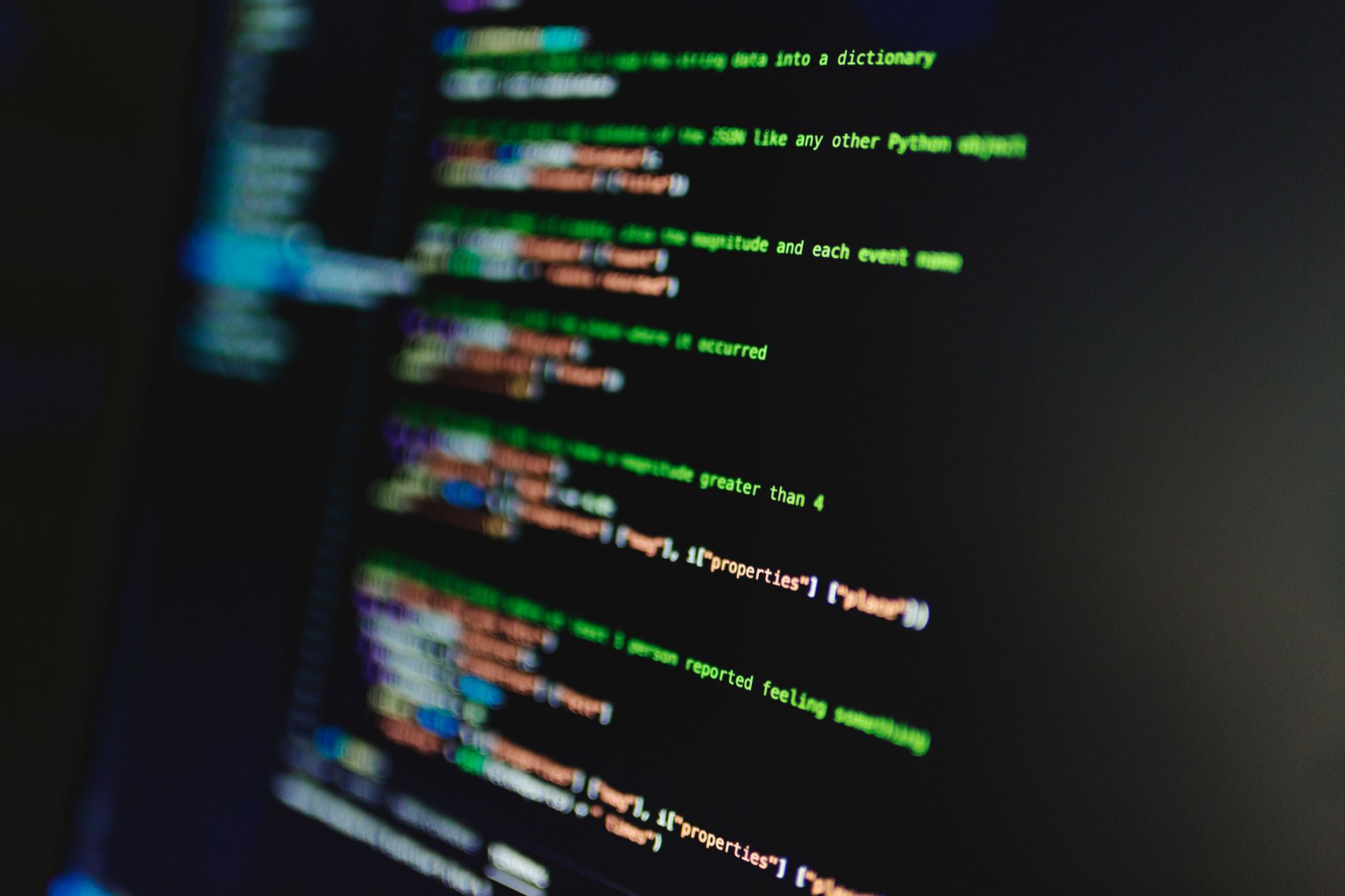 Sviluppatore al lavoro su pipeline di trasformazione dati in editor di codice