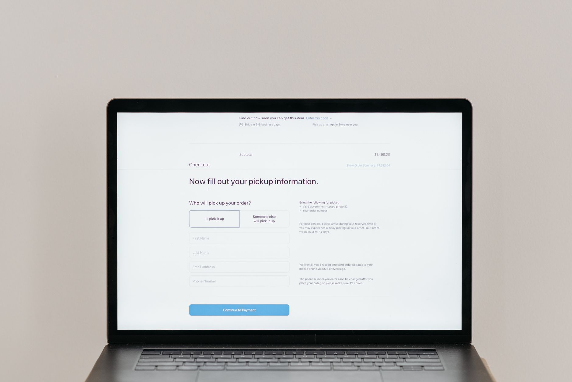 Utente in ufficio che compila un ticket di assistenza IT su laptop, vista frontale dello schermo