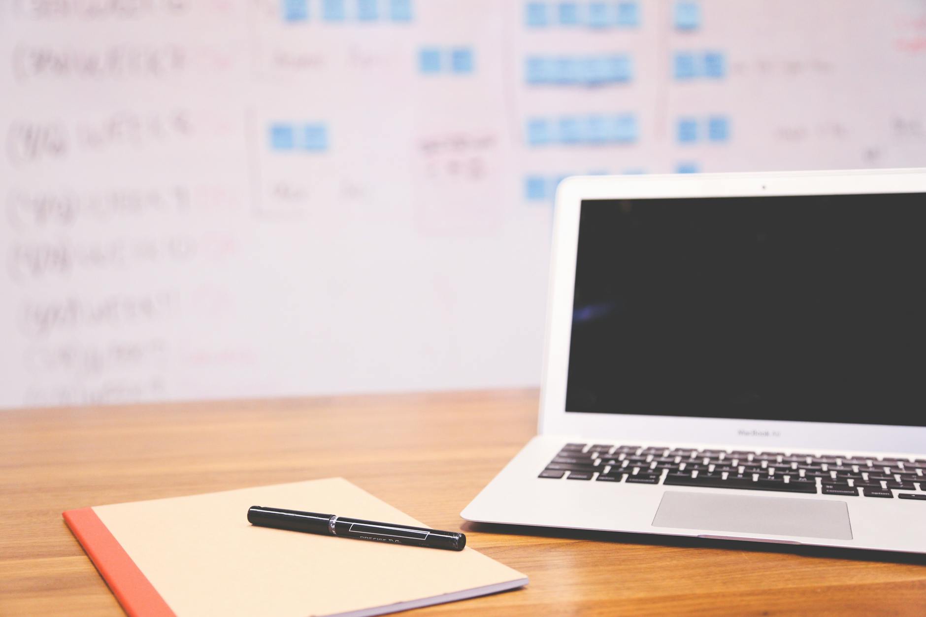 Marketing manager osserva schermo con funnel di lead scoring e pipeline CRM in PMI italiana
