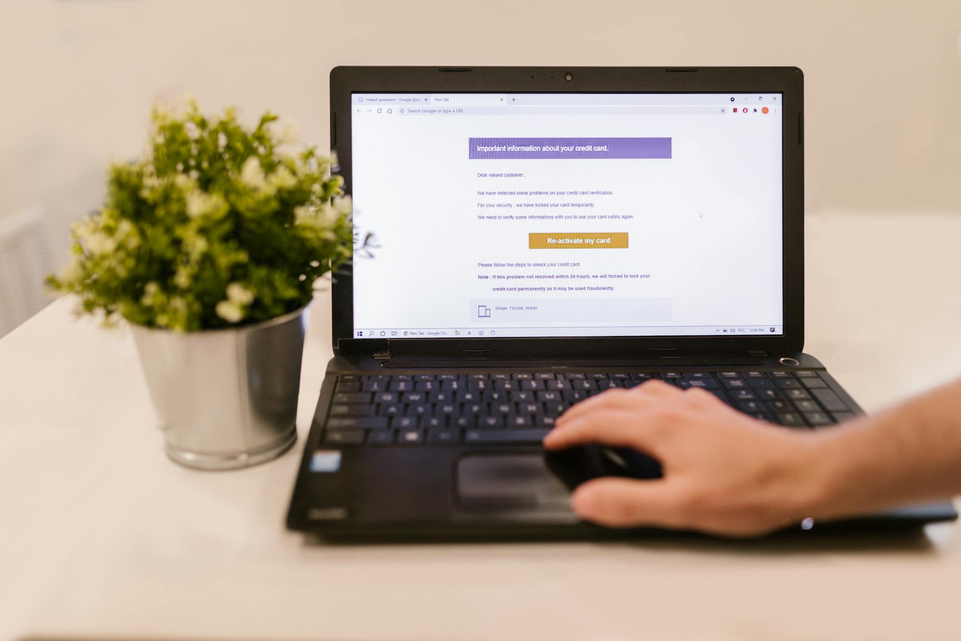 Specialista email marketing visualizza dashboard di click e tassi di apertura su laptop close-up