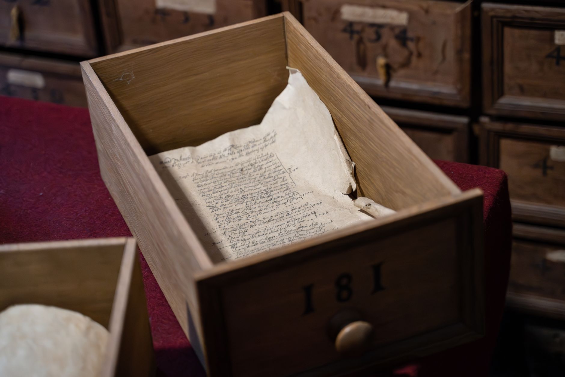 Archivio cartaceo aziendale con faldoni e documenti accatastati in PMI italiana