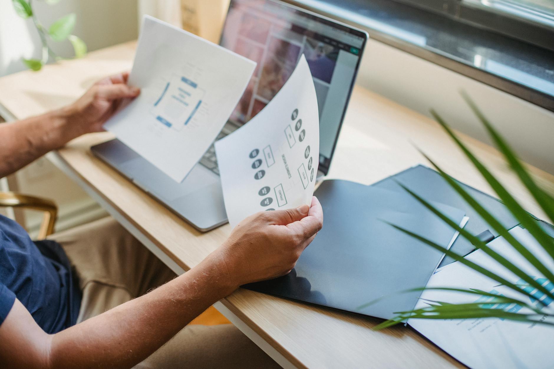 Manager organizza documenti aziendali digitali su laptop nell'ufficio della PMI