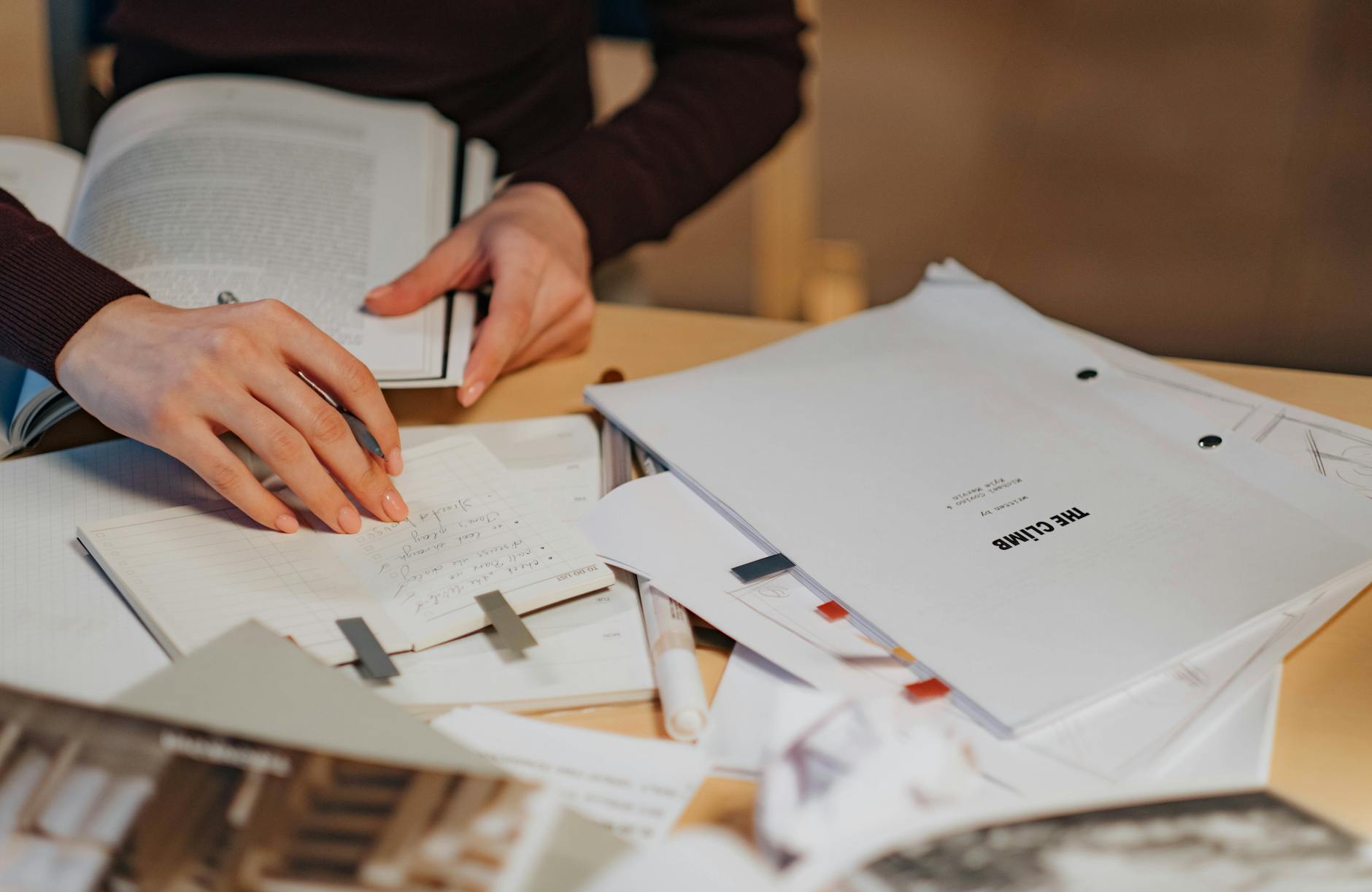 UX researcher conduce intervista etnografica con utente prendendo appunti