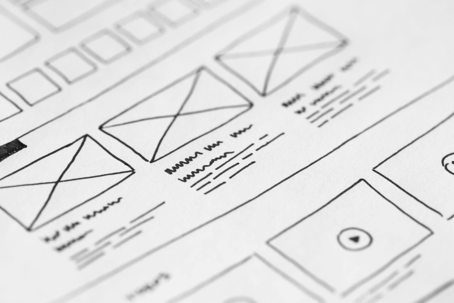 Designer disegna paper prototype con wireframe a mano libera