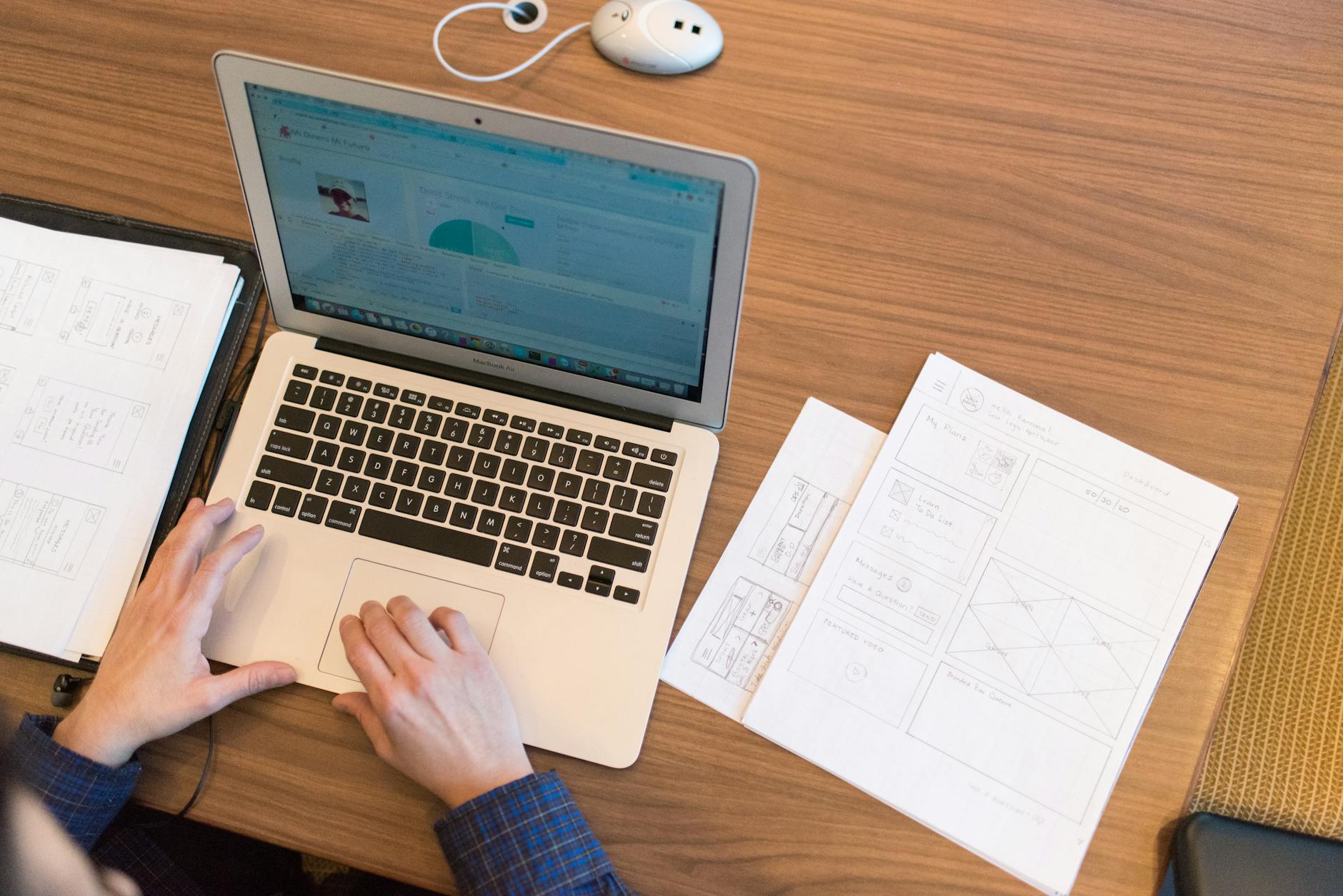 Sessione di usability test con utente al laptop osservato da researcher