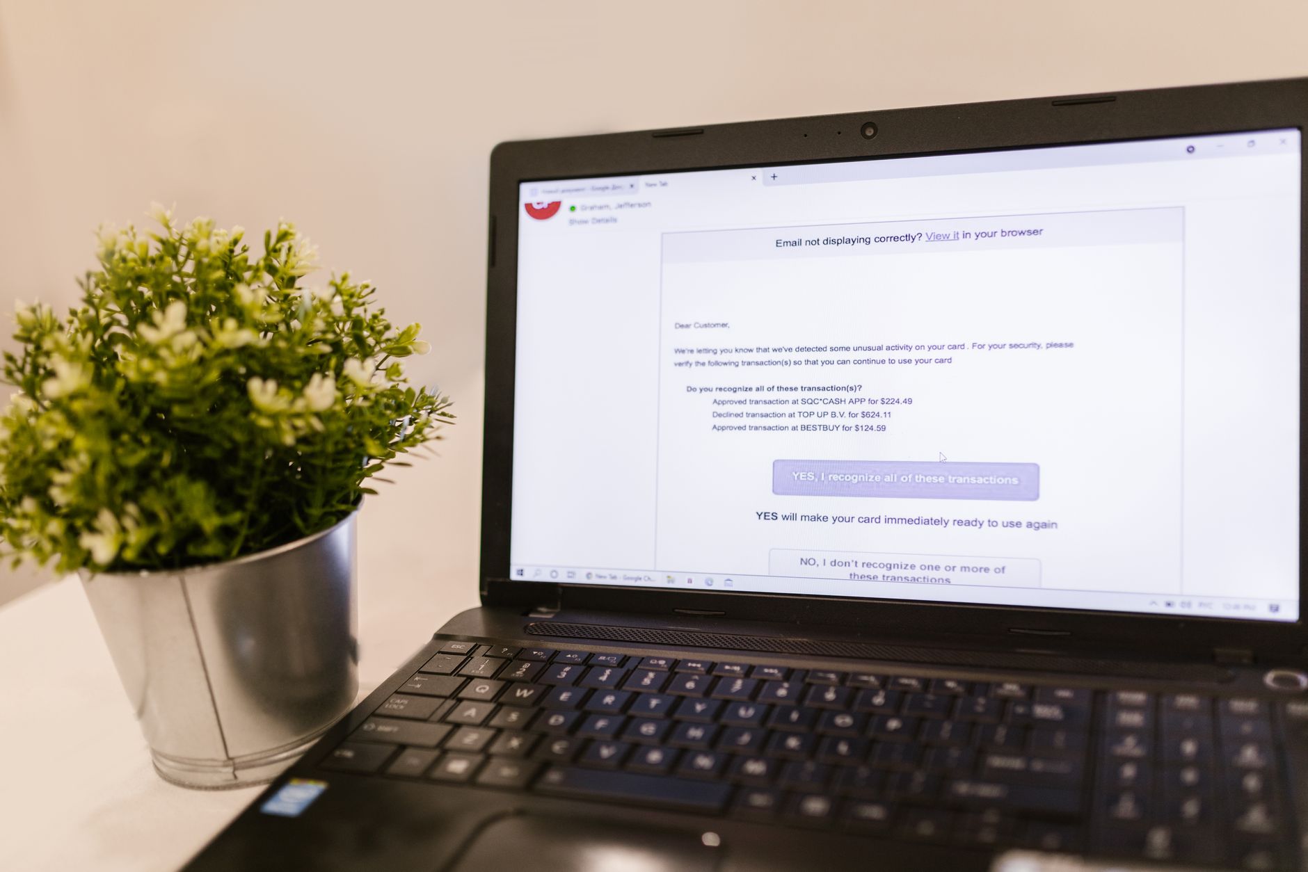 Inbox email con messaggio sospetto aperto su laptop