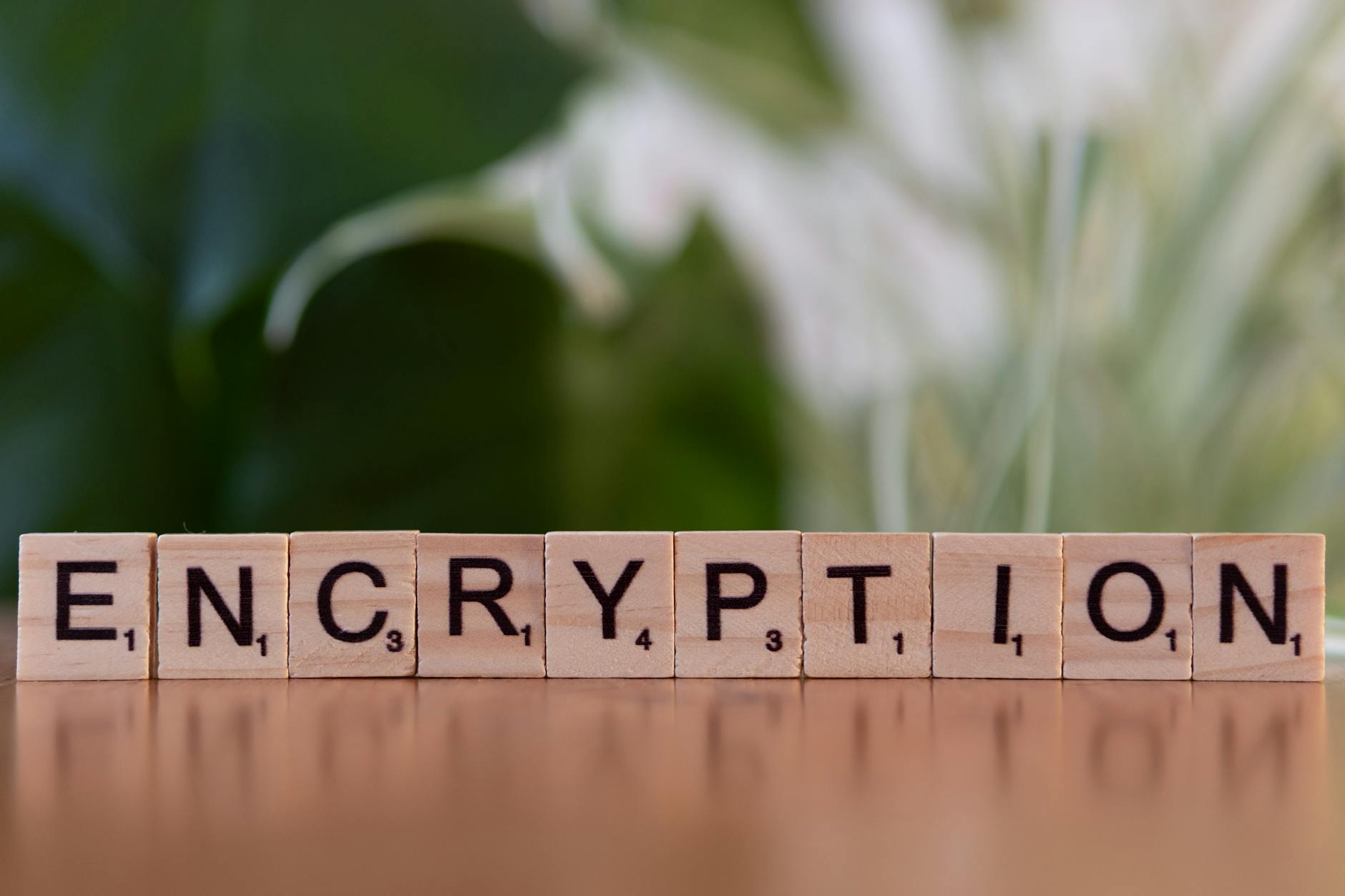 Concept astratto sicurezza informatica con scudo blu su tastiera
