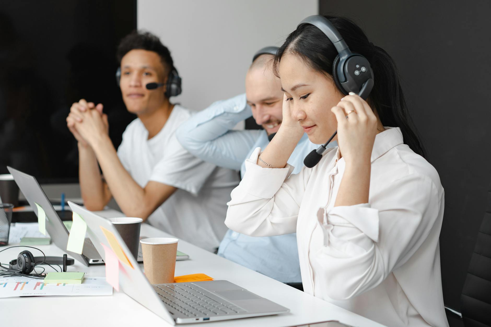Operatore PMI con cuffia e laptop usa centralino virtuale VoIP UCaaS