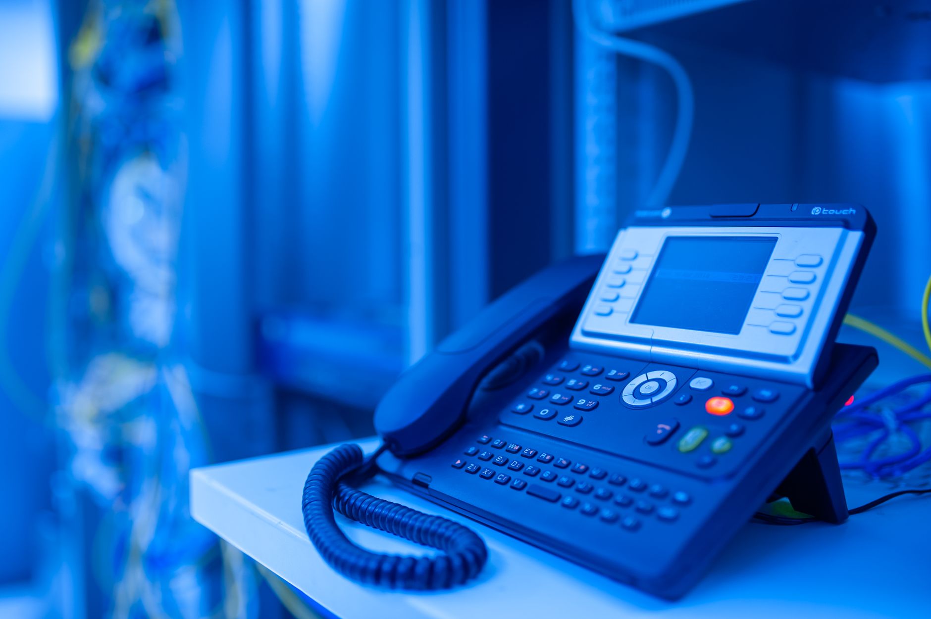 Telefono IP VoIP da scrivania connesso via Ethernet a centralino virtuale
