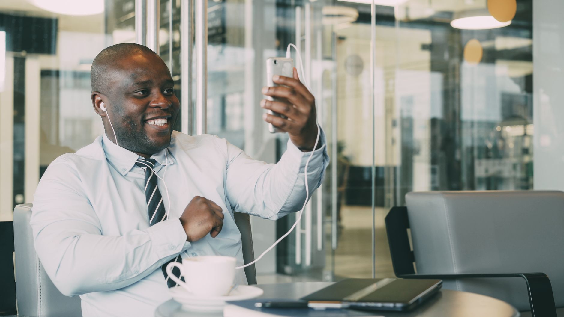 Persona in videocall su laptop con chat e collaboration UCaaS