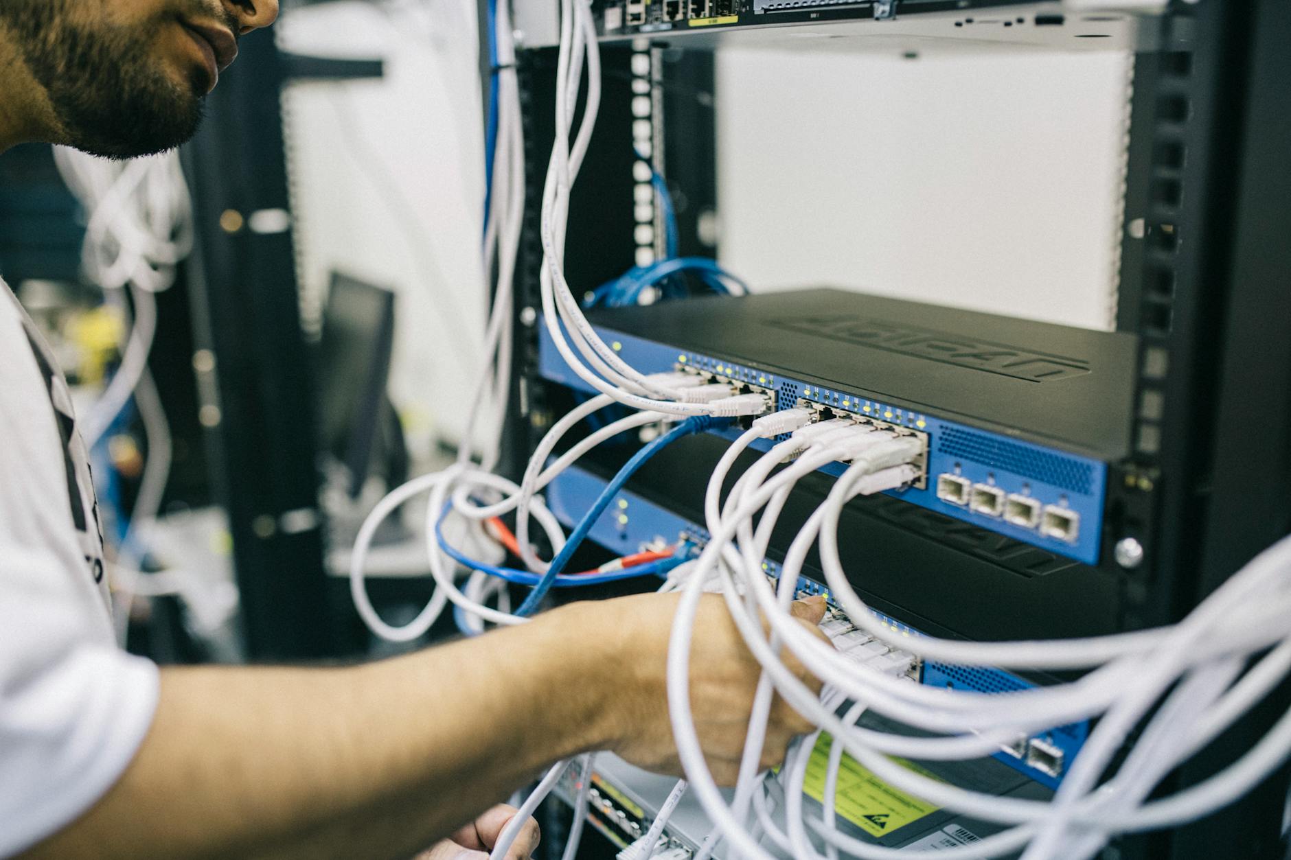 Tecnico di rete su switch e router per QoS VoIP in datacenter