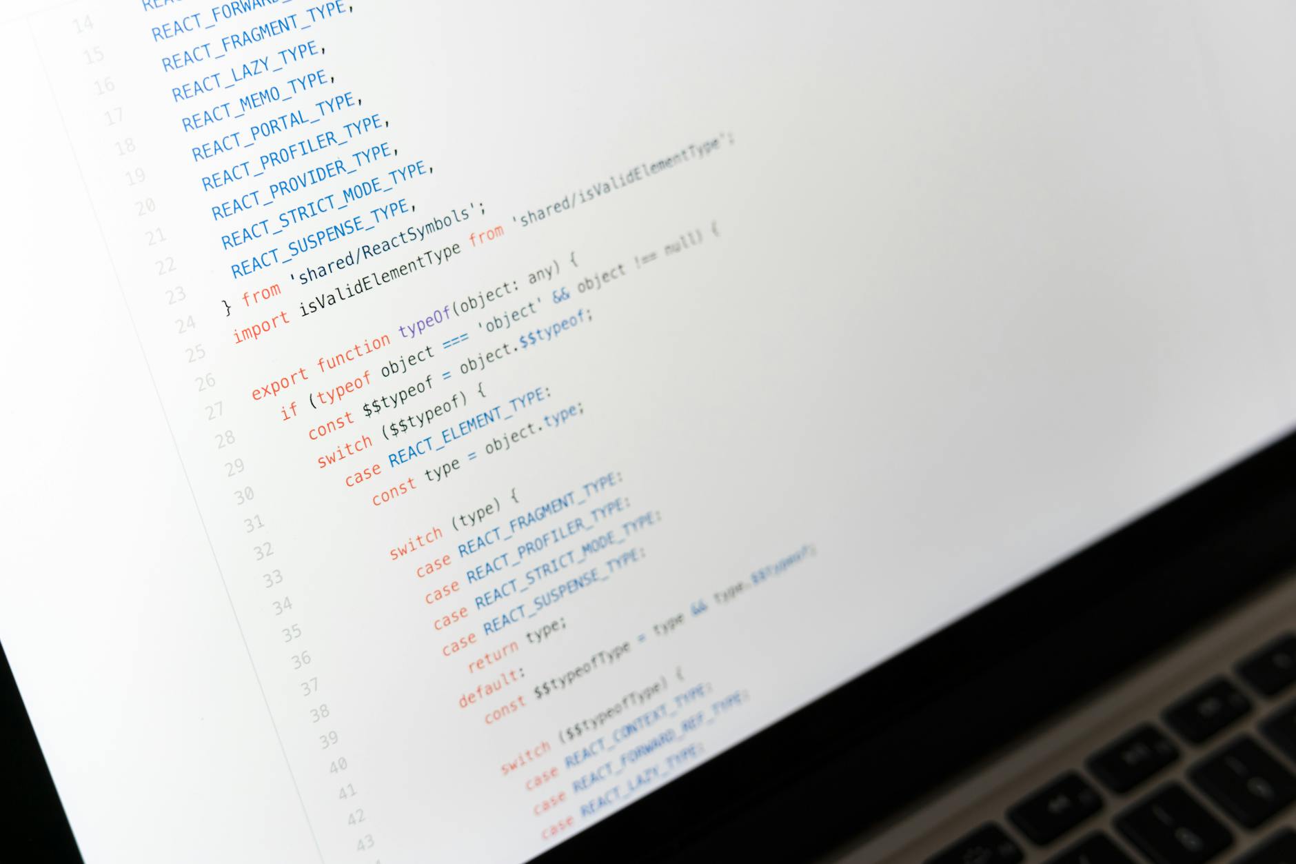Sviluppatore che lavora su codice consent banner javascript per WordPress, esempio di implementazione tecnica cookie consent