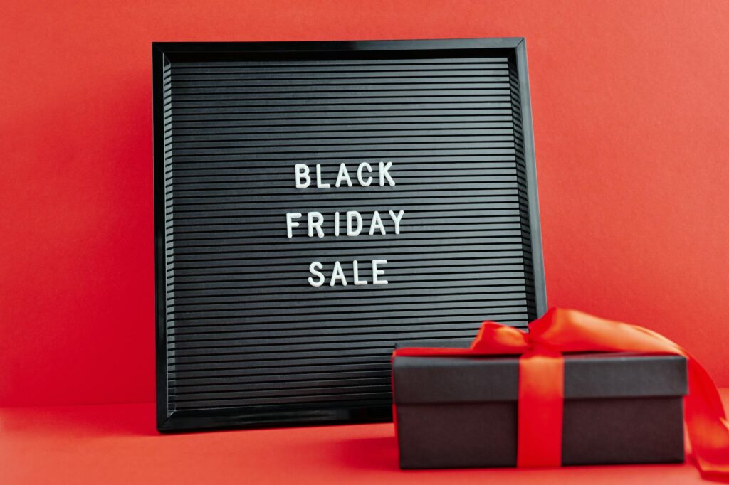 Vetrine di un negozio con cartelli Black Friday sale durante la stagione di shopping autunnale