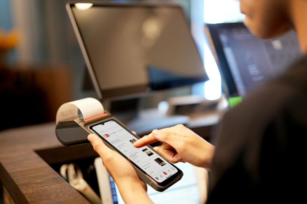 Cliente effettua un acquisto da mobile durante il Black Friday tramite app di e-commerce