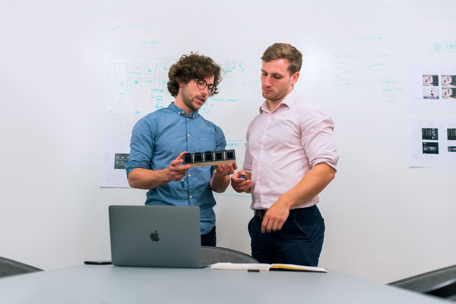 Team engineering riunito per retrospettiva post-incident e revisione SLO