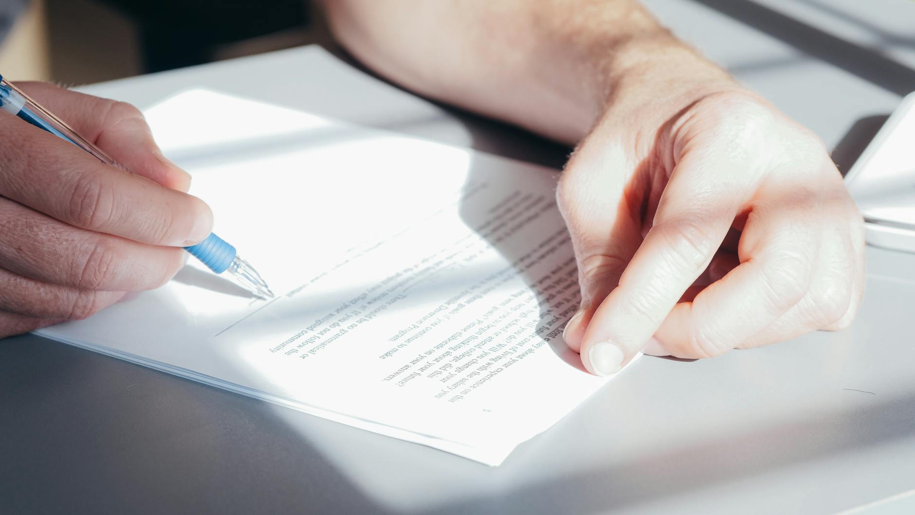 Workflow di approvazione documenti con firma digitale su tablet aziendale