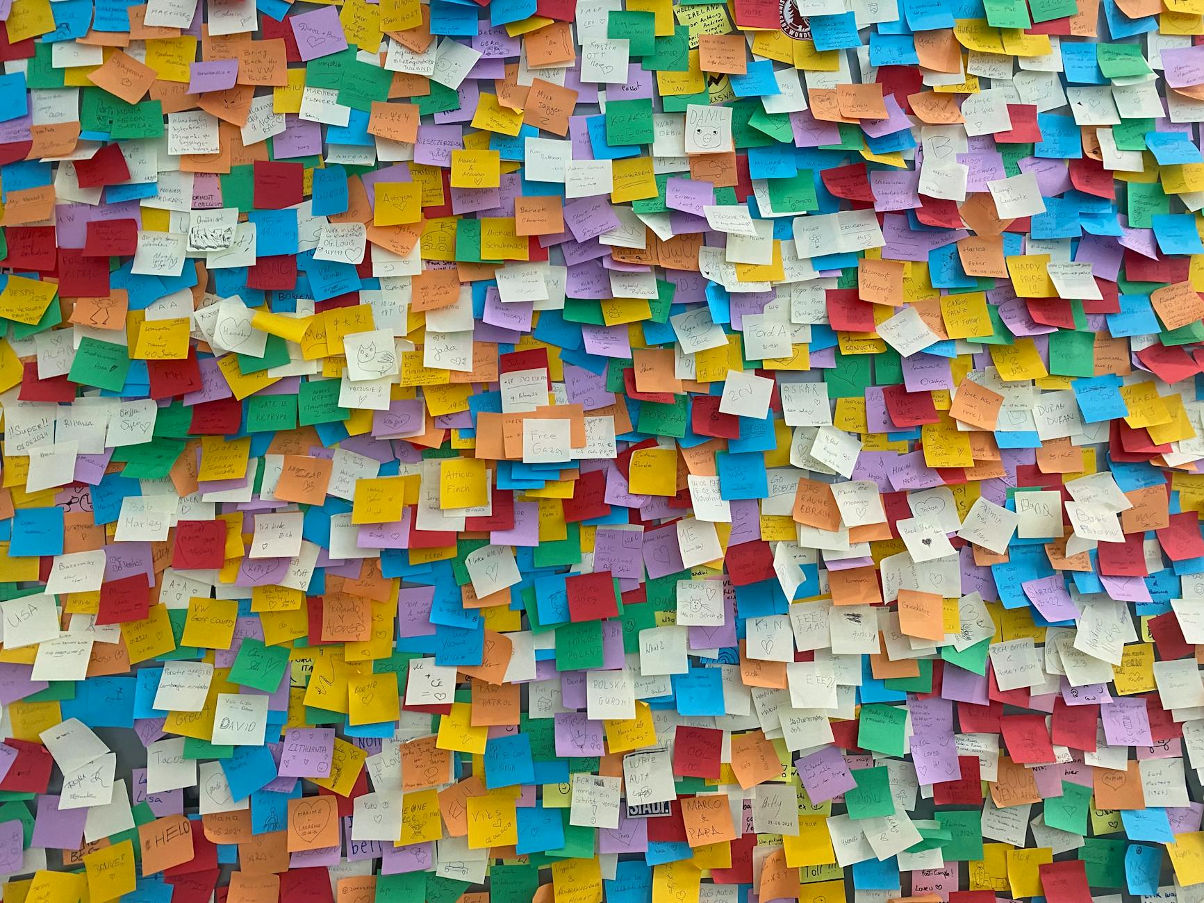 Post-it colorati su lavagna durante sessione di planning Scrum
