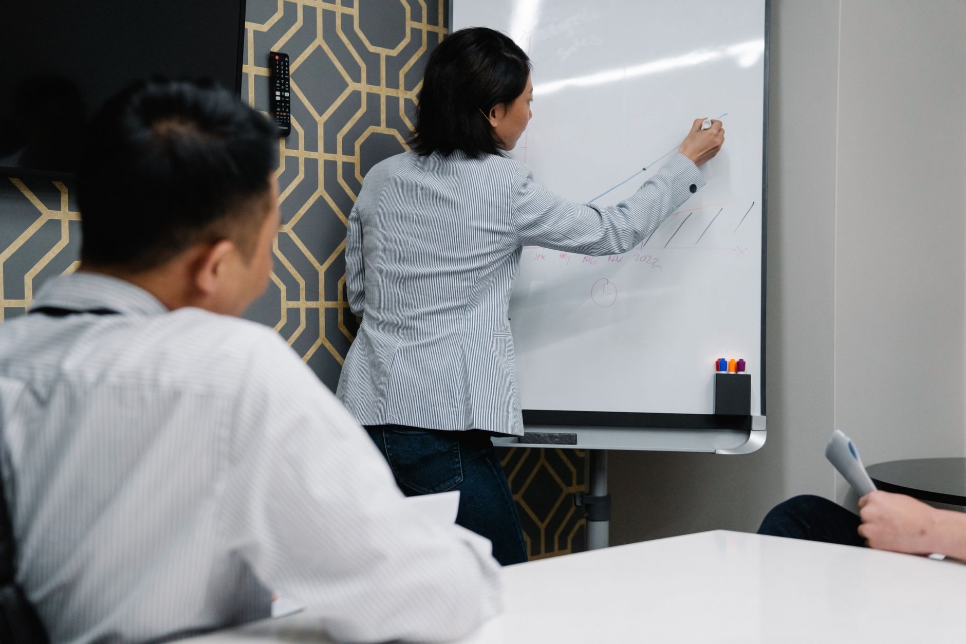 Sessione di retrospettiva agile con pennarelli e post-it