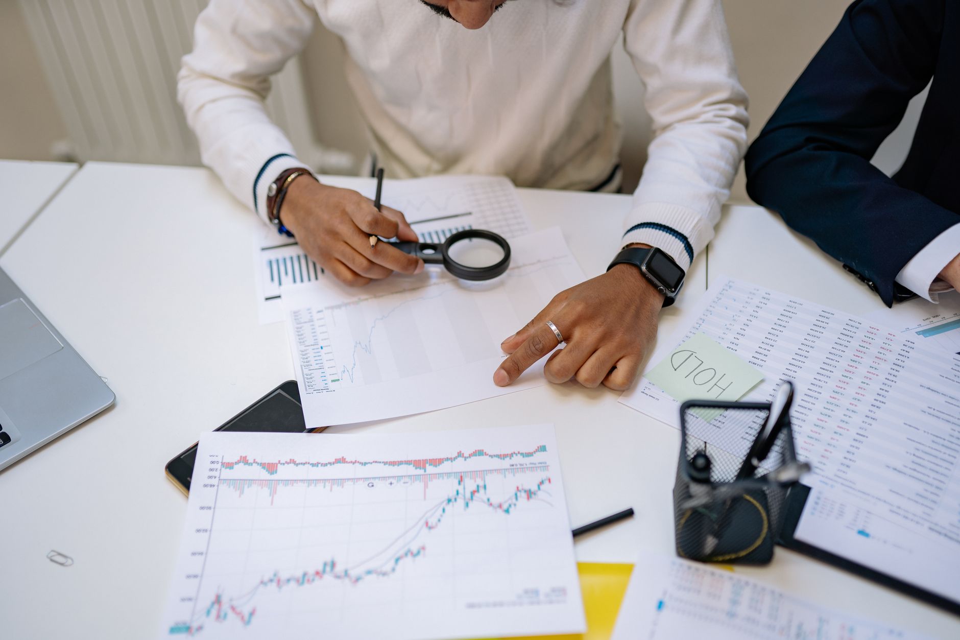 Business analyst al lavoro su doppio monitor con grafici e KPI dashboard