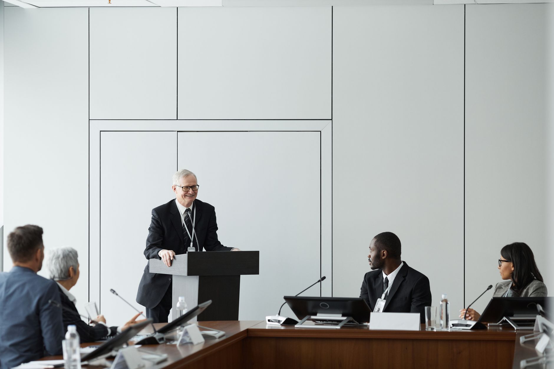 Manager presenta risultati e analisi dati a un team executive in sala riunioni
