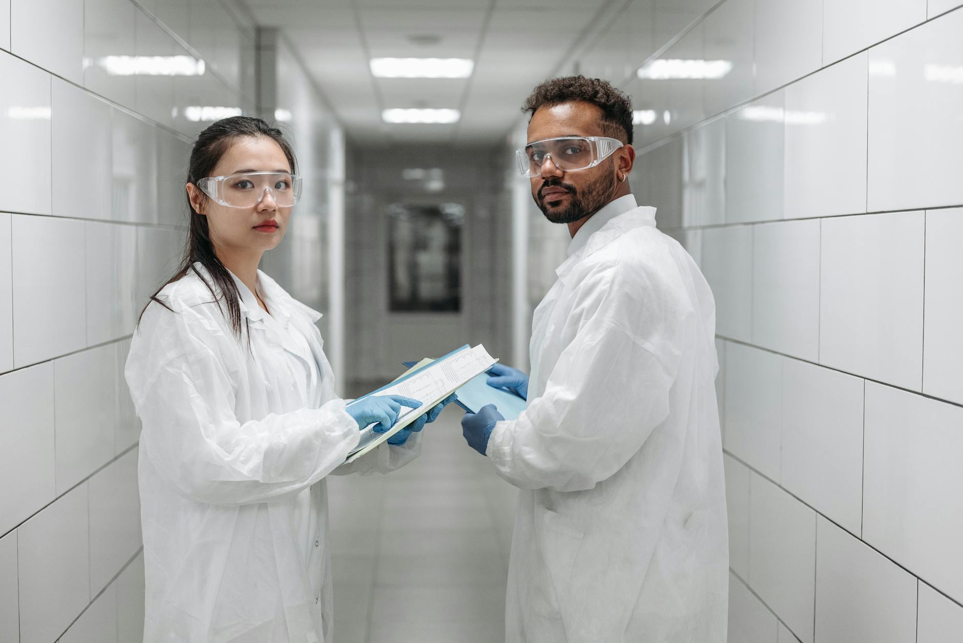 Team di data scientist e analisti in riunione attorno a un tavolo con laptop e dashboard analytics