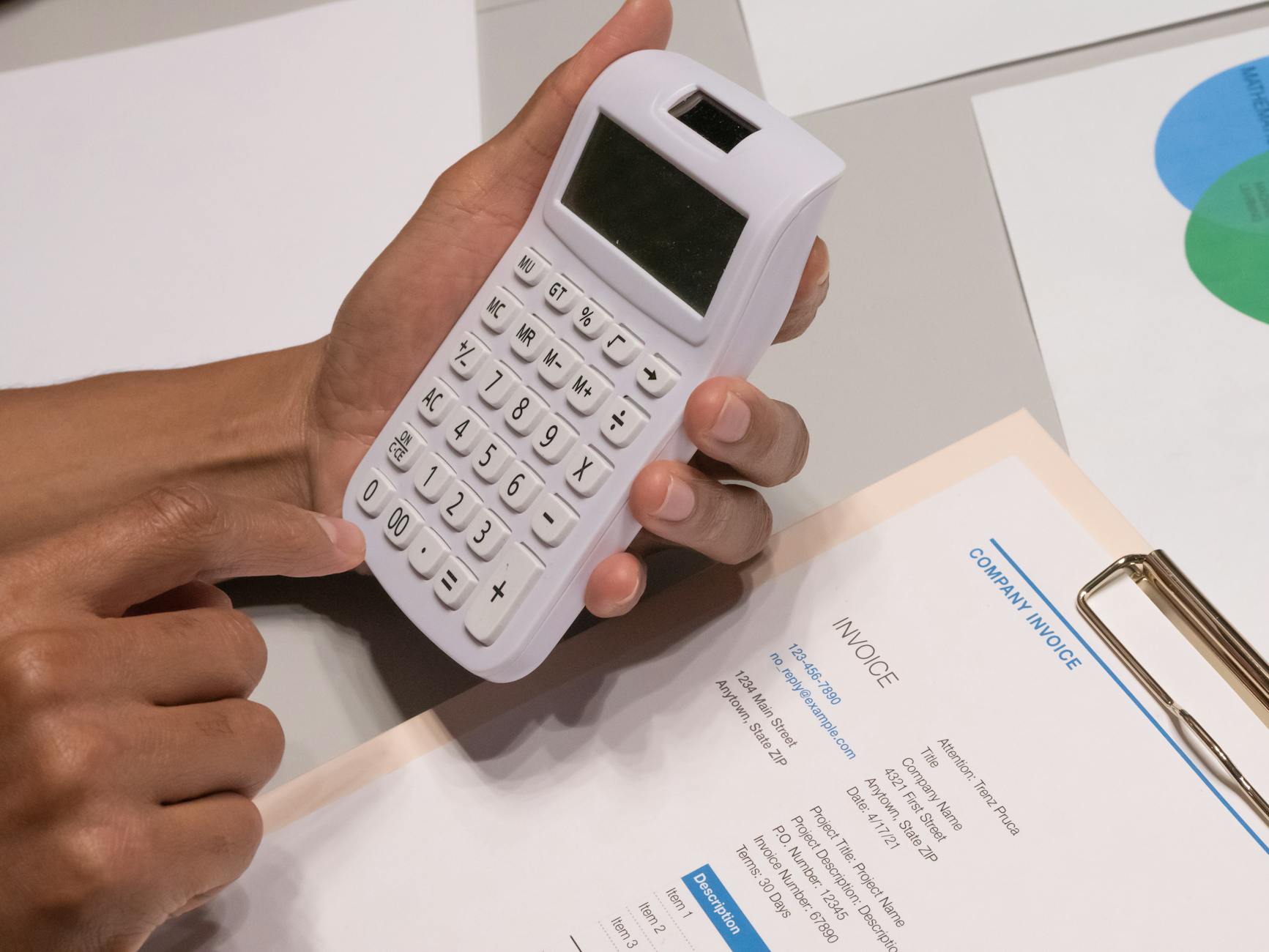 Contabile compila tipologia documento TD17 per acquisto servizi UE su laptop