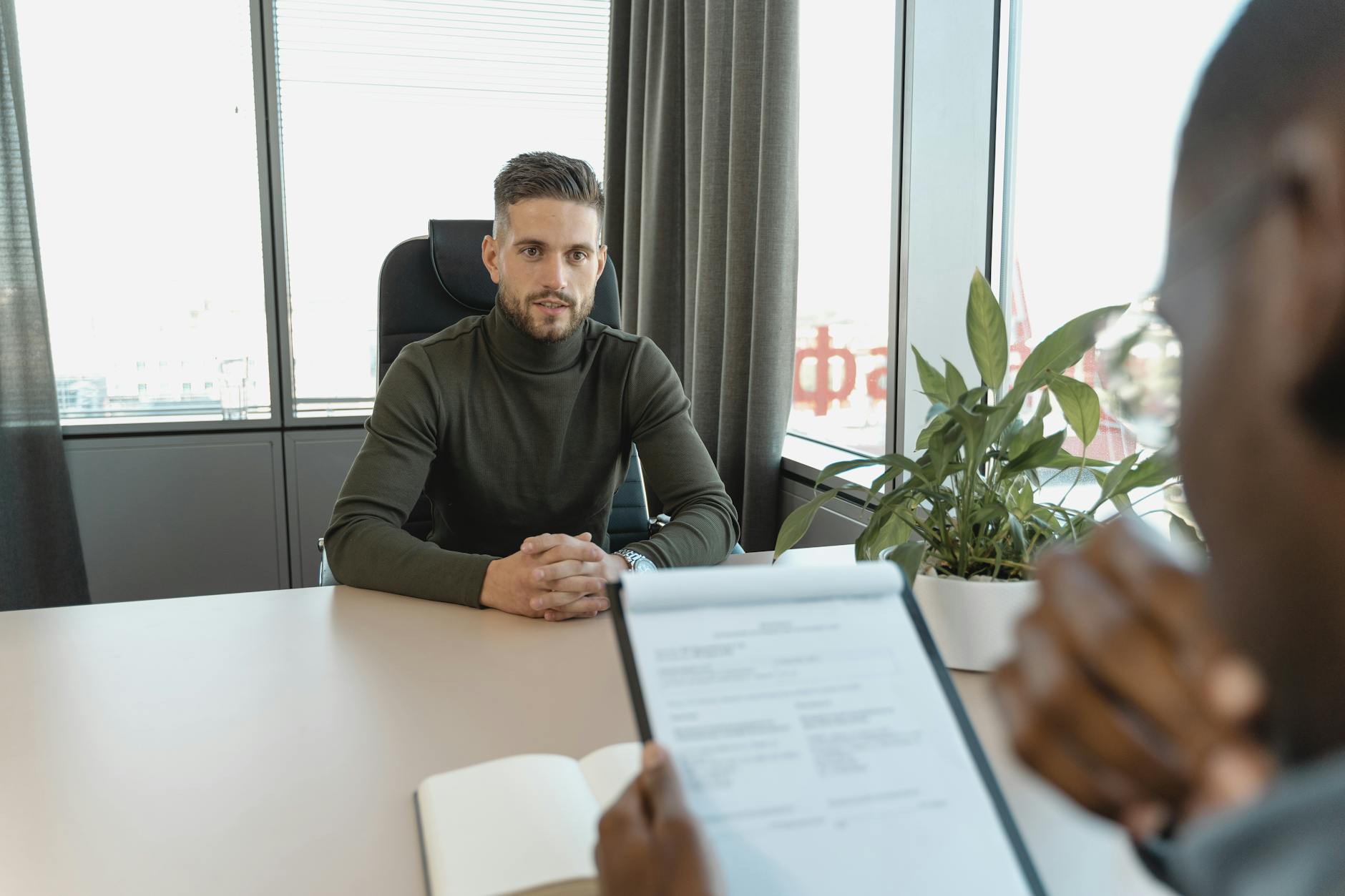 Colloquio professionale tra HR manager e candidato durante processo di selezione