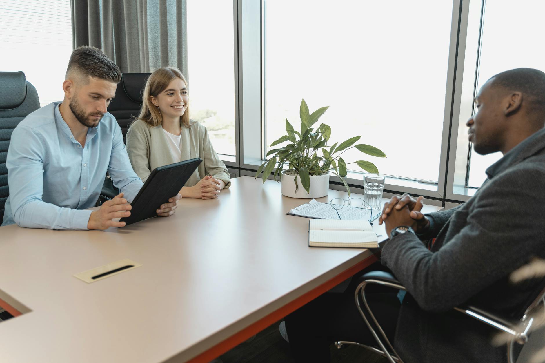 Team HR in riunione che discute strategia recruiting e revisione candidati