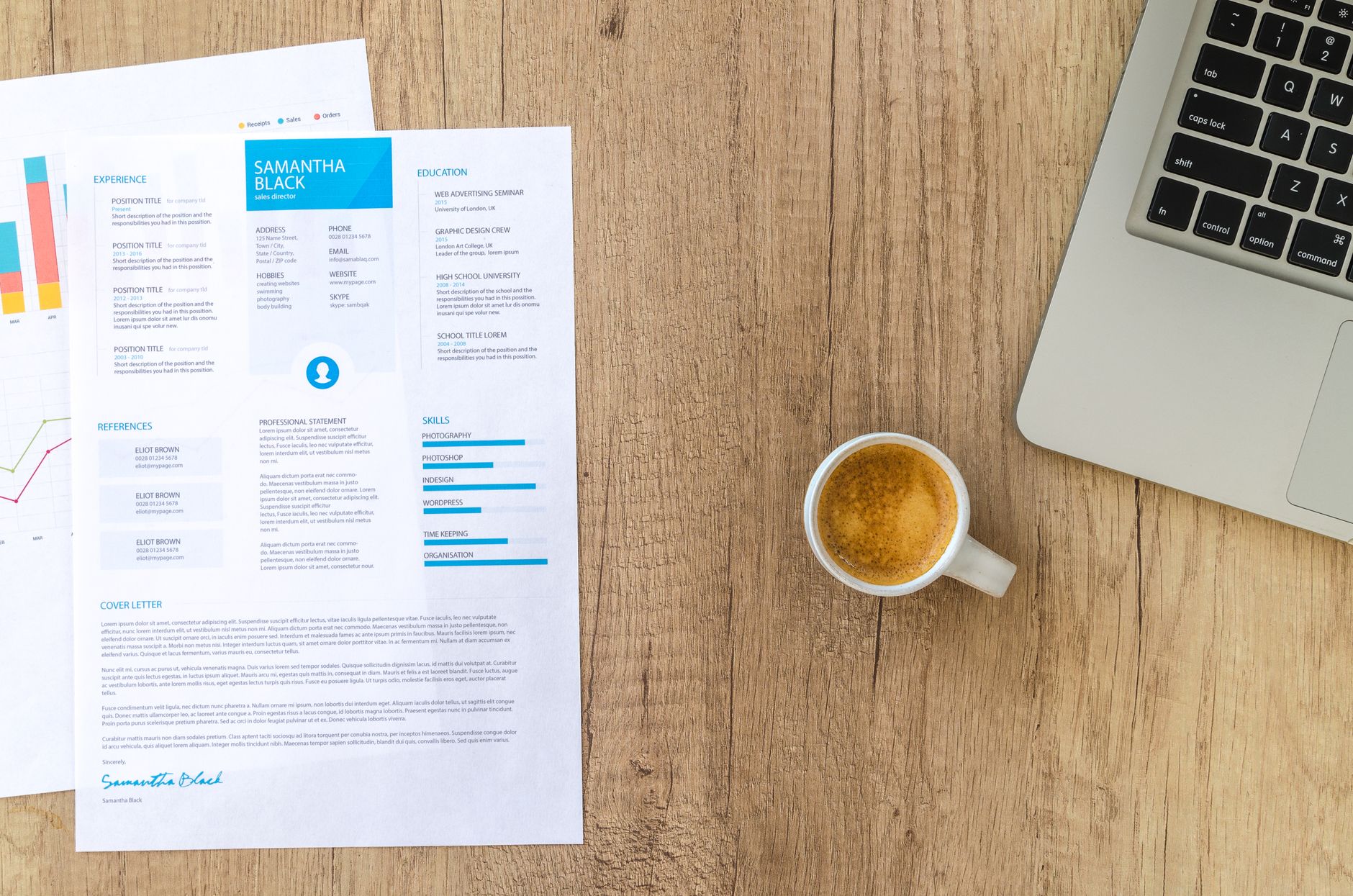 Documenti CV e curriculum vitae visualizzati su schermo laptop per screening ATS