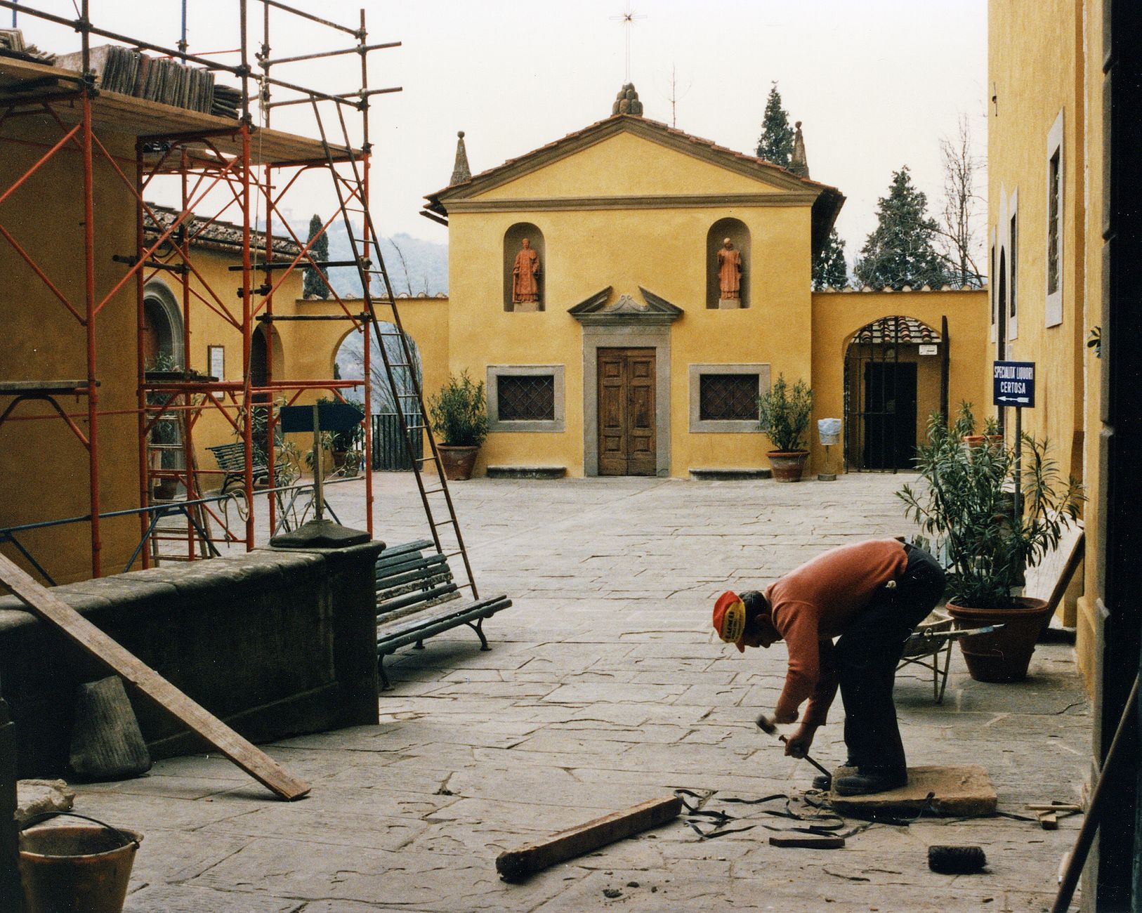 Cantiere edile italiano con subappaltatore al lavoro su tetto, esempio di reverse charge art. 17 c.6 lett. a-ter