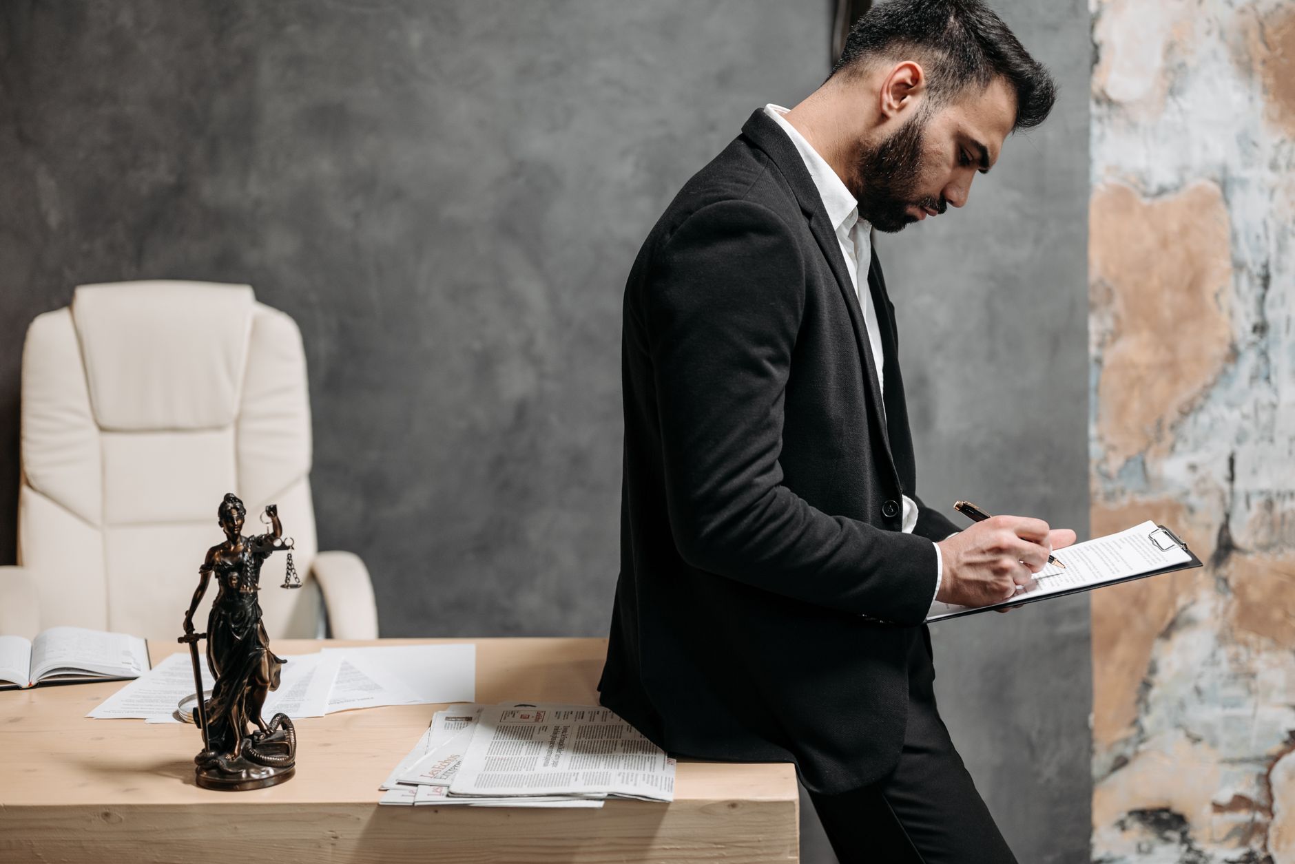 avvocato analisi contratto ufficio italiano decreto ingiuntivo
