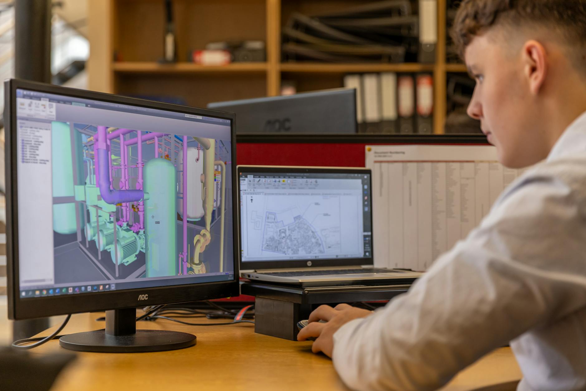 Progettista al CAD definisce la distinta base tecnica di un nuovo prodotto