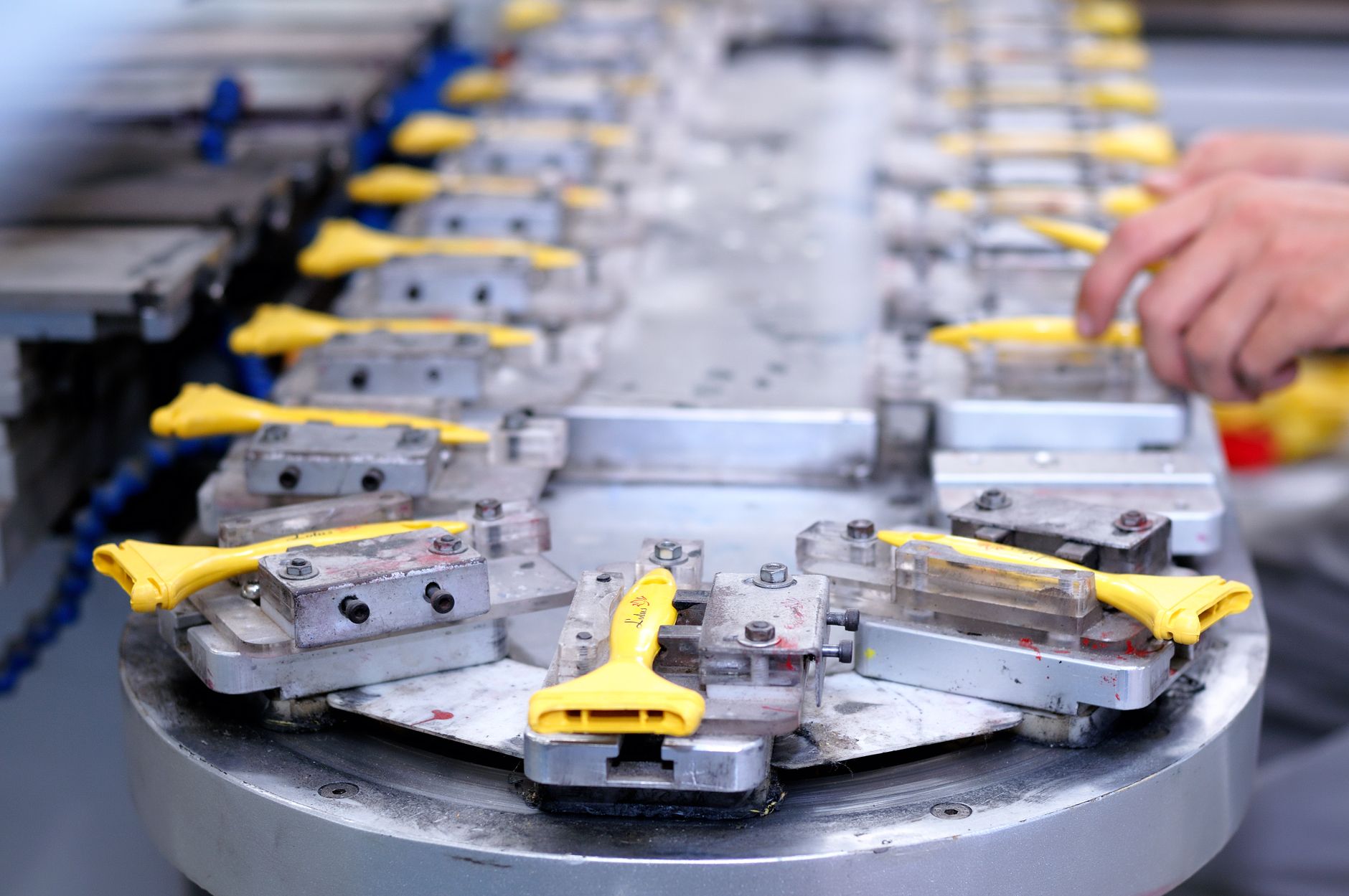 Operatori di linea in PMI manifatturiera italiana durante un ordine di produzione