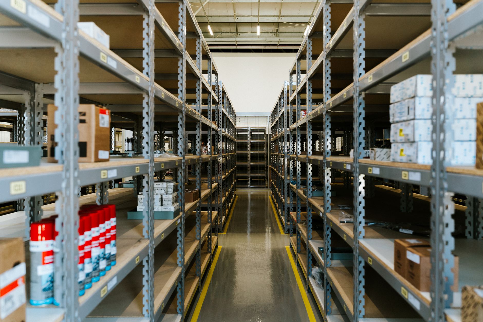 Interno di magazzino di PMI italiana con scaffali e merci organizzate per inventario