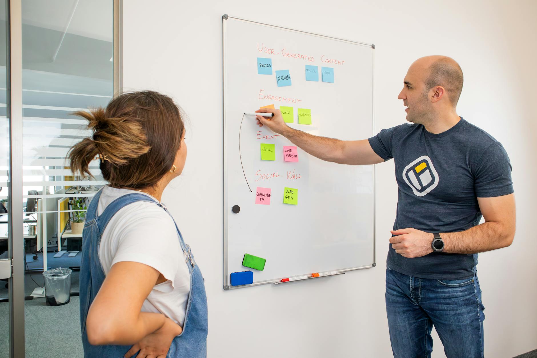 Team in workshop strategico con post-it su lavagna per business model canvas